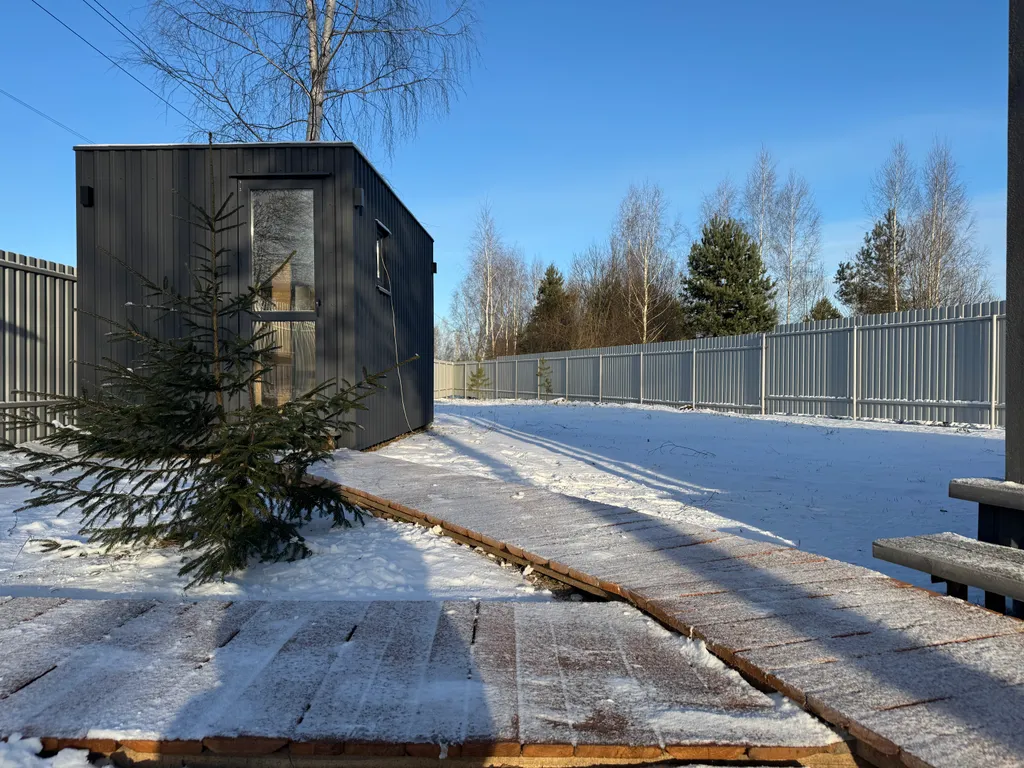 Уютный, небольшой сканди домик у леса