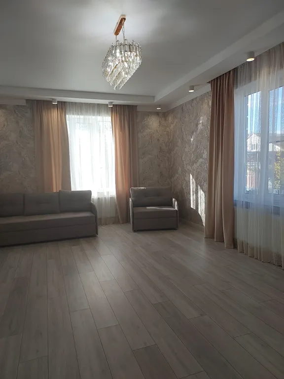 Новый дом в живописной местности ( 5 минут до аэропорта)