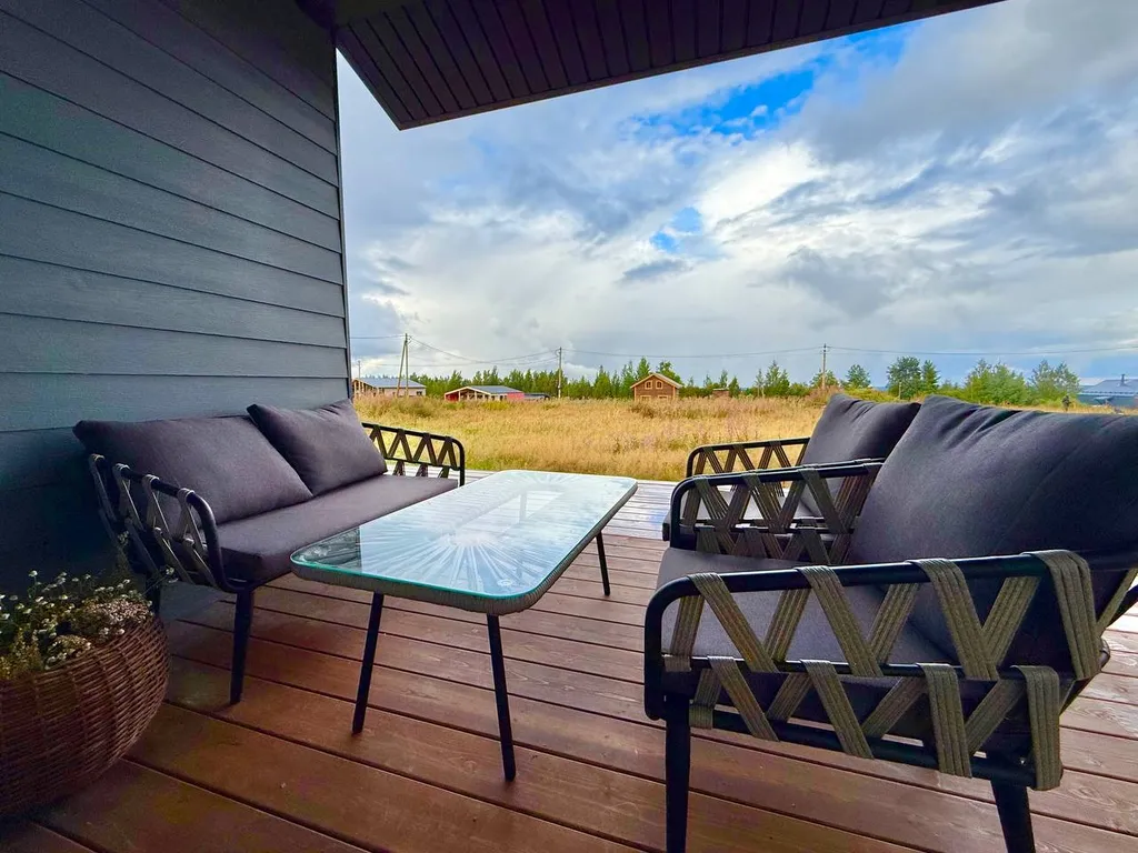 Загородный дом с большой террасой, кострищем и финской сауной