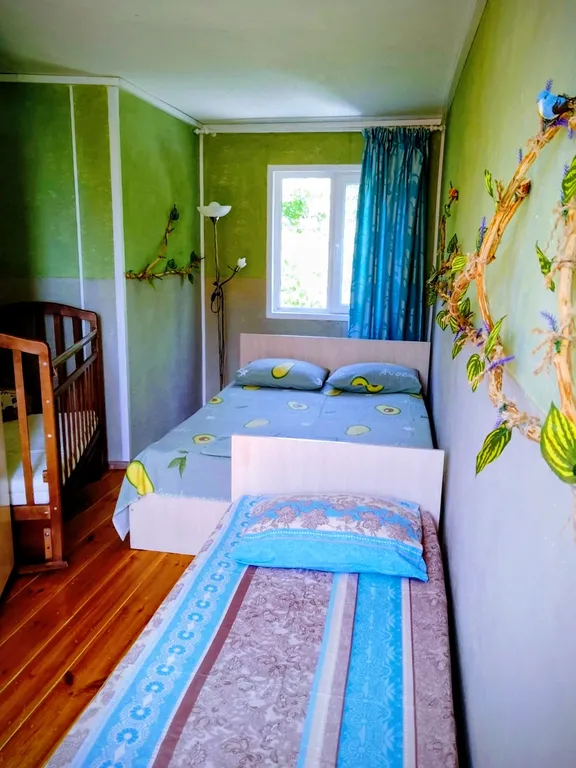 Двухкомнатный этаж, с детской кроваткой, вид на море и горы