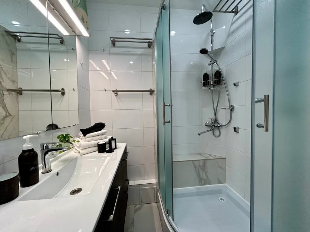 Встречайте рассветы в дизайнерской квартире с видом на Останкино.