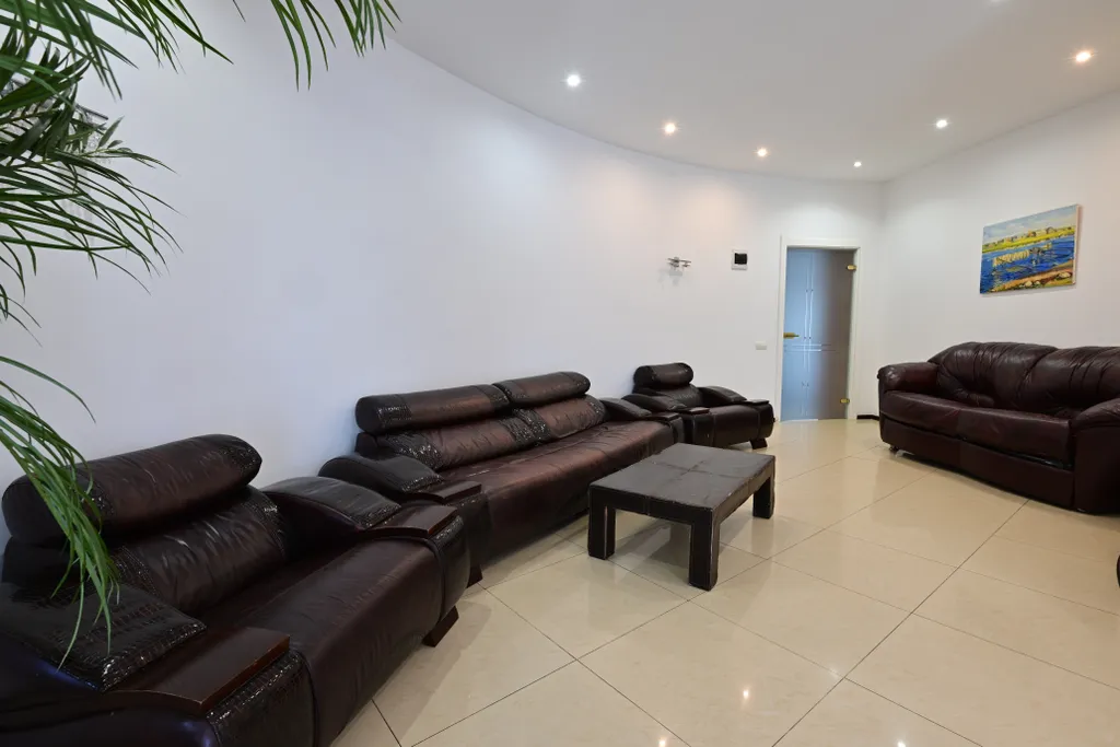 Шикарный коттедж с уютным средневековым интерьером