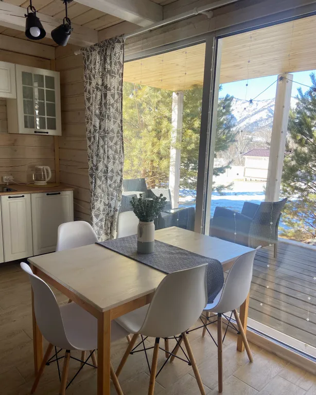 Уютный двухэтажный дом с двумя спальнями, с прекрасным видом на горы