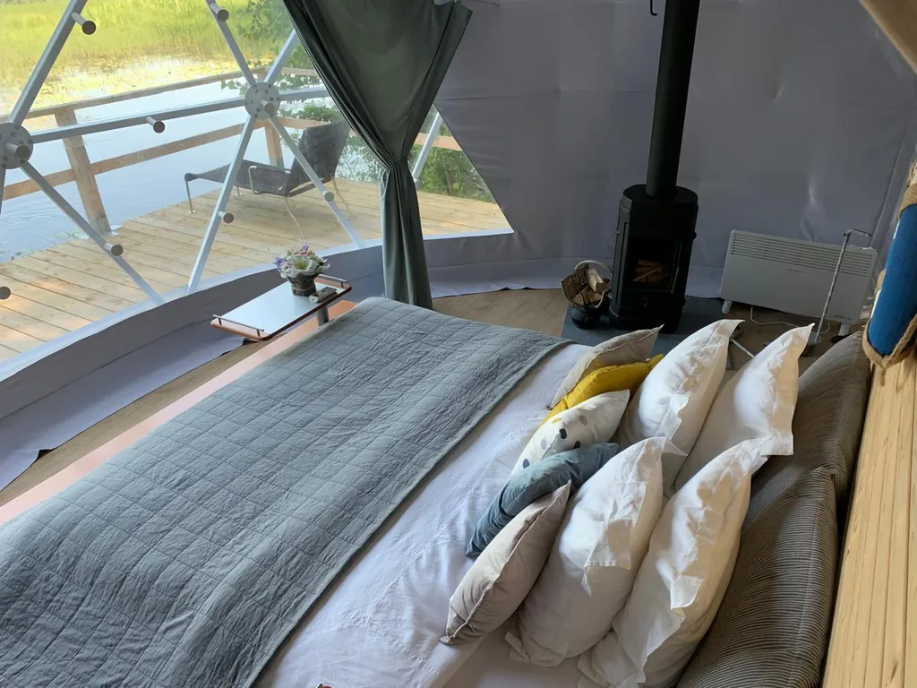 Чудесное место у озера с камином и русской баней