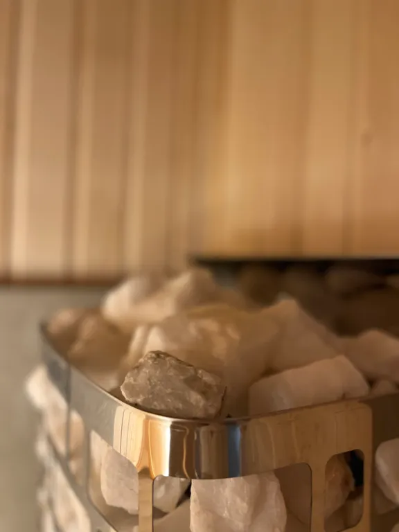 Дом у скалы