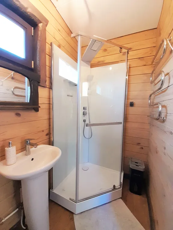 Теплый деревянный дом у воды