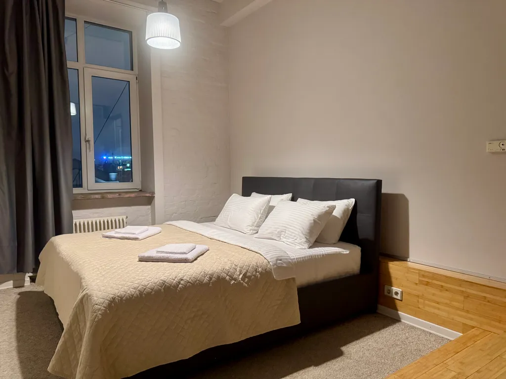 Дом на набережной с видом на Кремль и высокий потолок