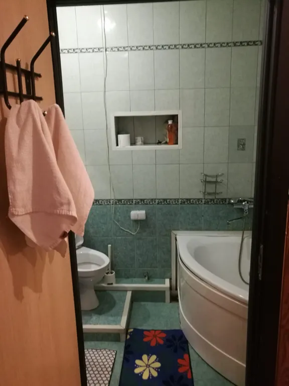 ОТДЕЛЬНАЯ КОМНАТА СО СВОЕЙ ВАННОЙ И САНУЗЛОМ.