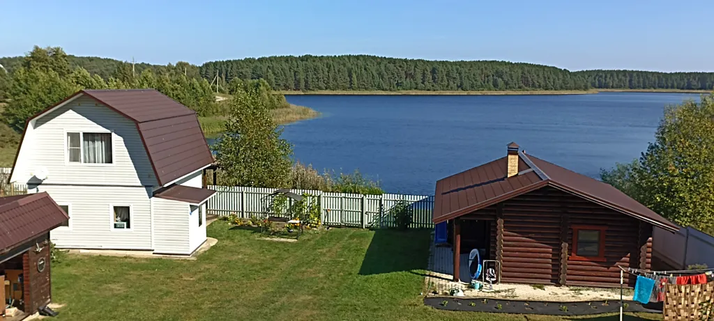 Уютный двухэтажный дом на берегу озера Селигер