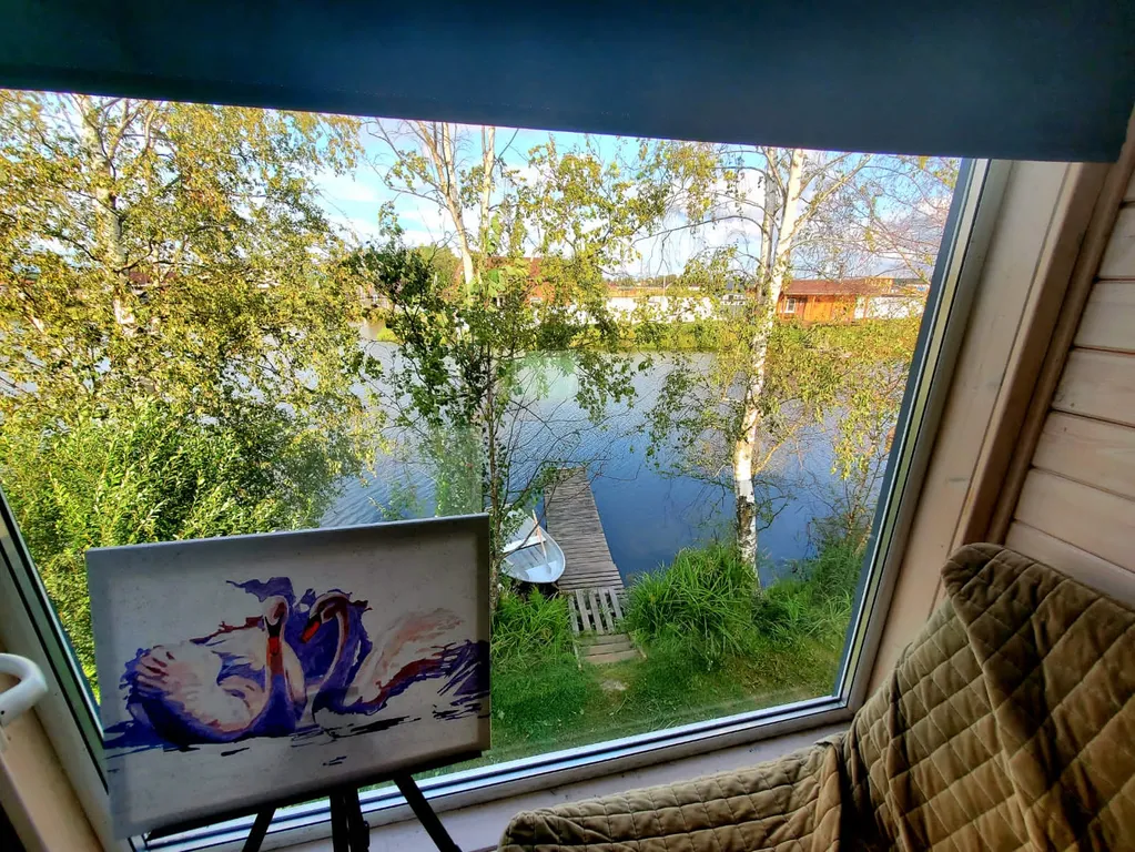 Уютный коттедж с панорамными окнами на берегу озера