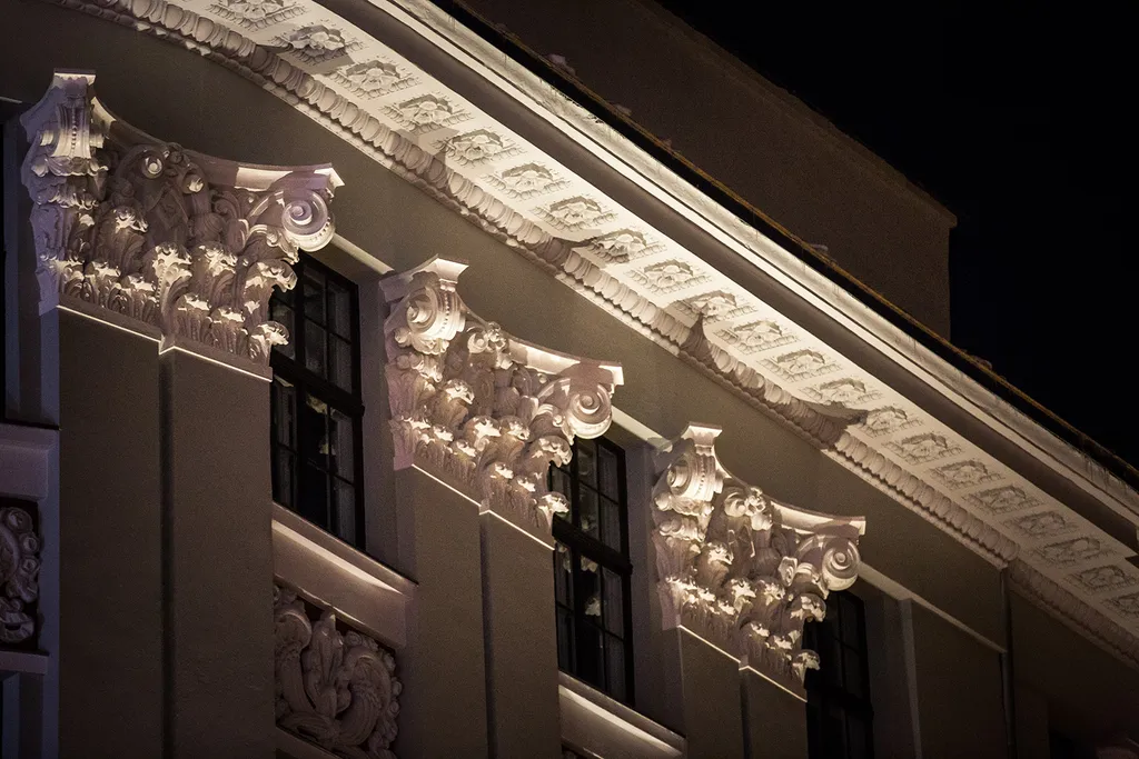 Art Deco One-Bedroom Suite in Library House