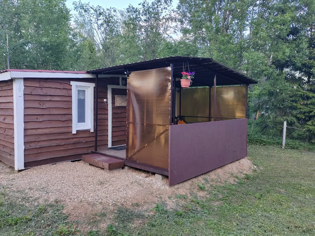 Домик на озере в глуши