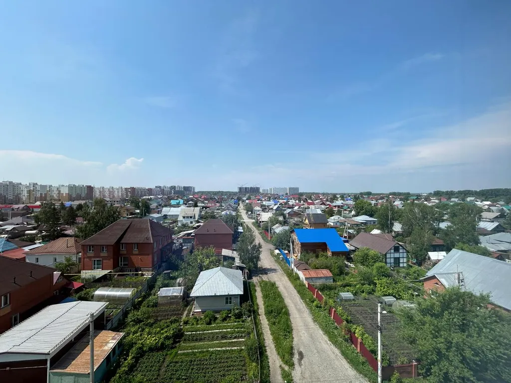 Современная трехкомнатная квартира с большой кухней