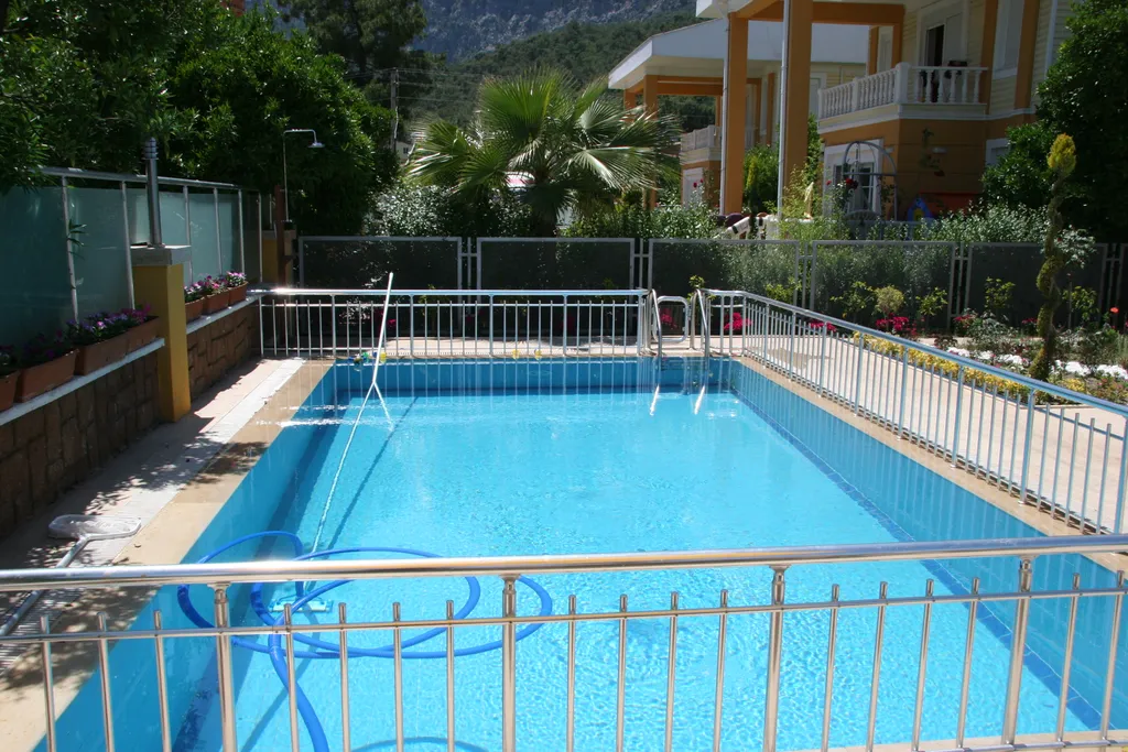 Шикарная вилла с садом и с бассейном в Кемере