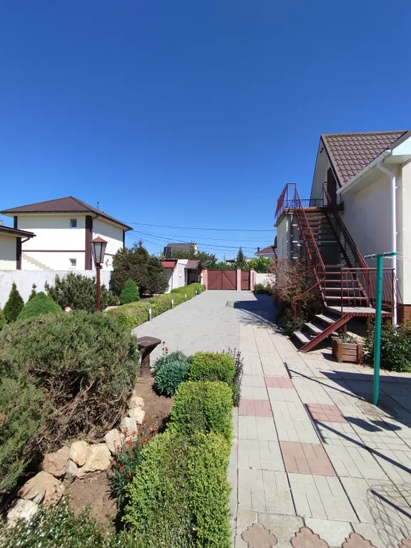 Уютная комната с кухней и беседкой  в частном доме