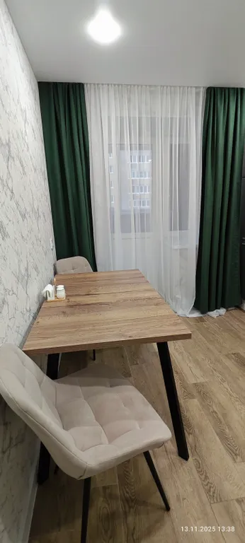 Уютная теплая современная квартира