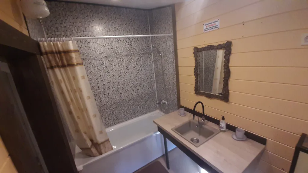 Новые деревянные дома в предгорье Уральских горберегу 3 рек