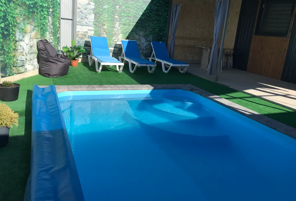 Уютный домик с подогреваемым бассейном для семейного отдыха