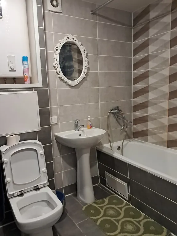 Двухкомнатная квартира недалеко от въезда в город со свежим ремонтом