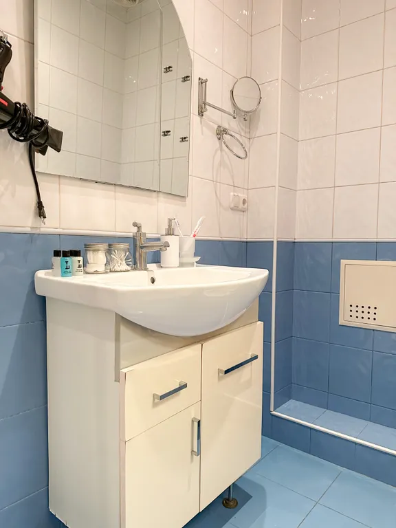 В центре под рукой все событие