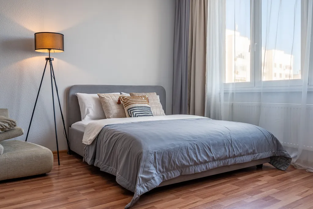 Не в отеле, а в квартире