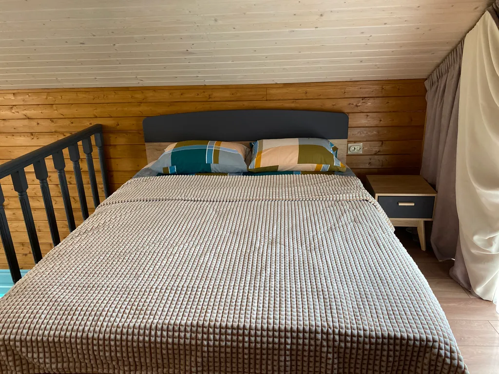 Дом у реки со своим мостком