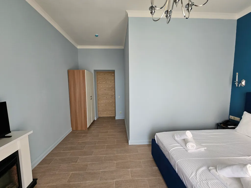 Номер люкс с балконом и видом на море в отеле атлас