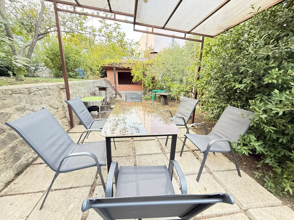 Солнце Ялты у моря с теплым бассейном