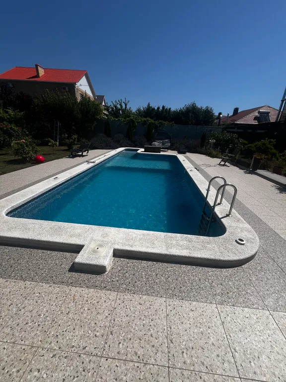 Дом с бассейном в тихом месте, недалеко от моря