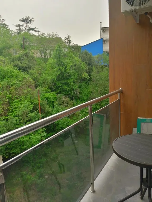 Уютная студия с видом на лес