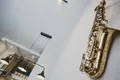 Настоящий саксофон. Но просим не снимать его со стены.