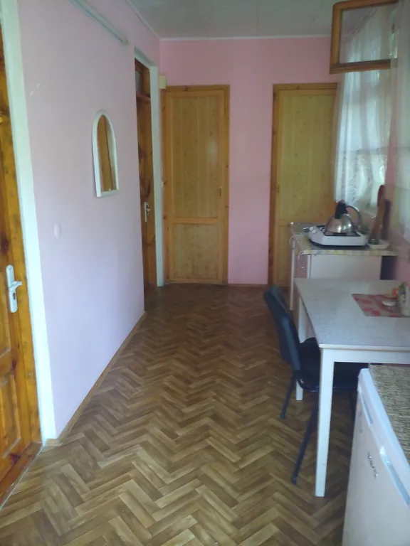 Отдельная часть дома с беседкой в саду