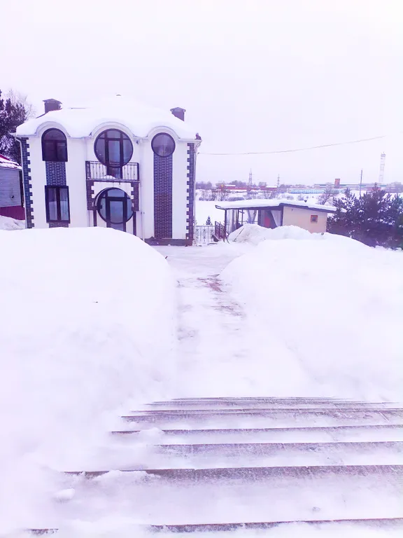 Стильный дом у реки с баней