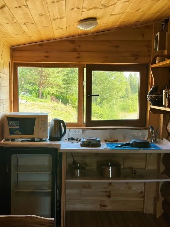 Дом баня на берегу водоема