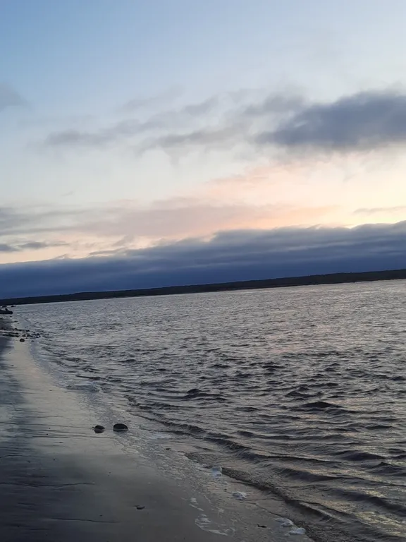 Уютный чистый дом с верандой на берегу реки Варзуга