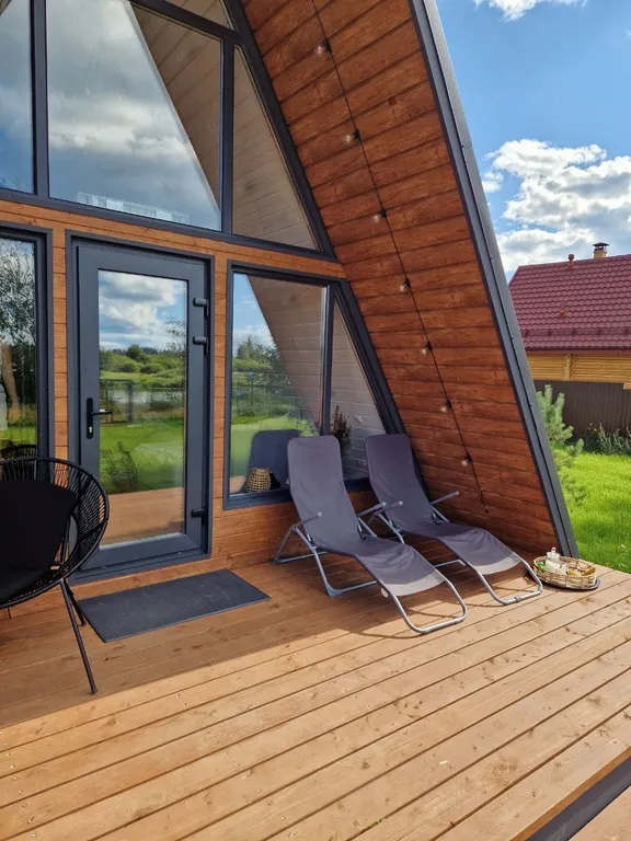 Пpocторный 4-местный А-фрейм с чанoм и банeй нa берегу реки Дубна