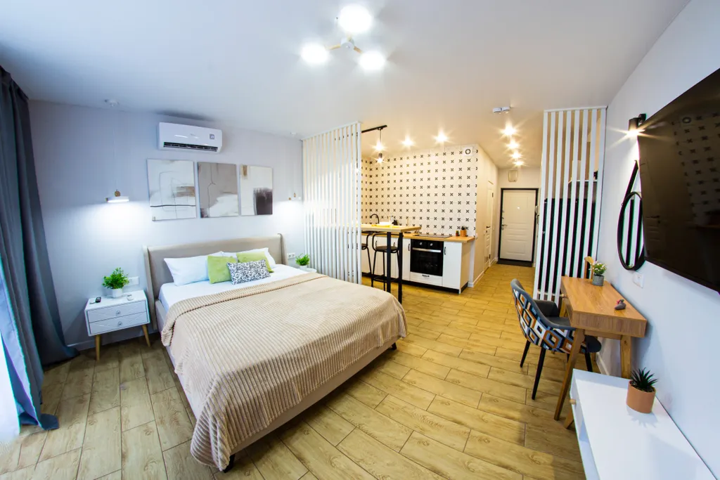 Современный дизайн и панорамный балкон в студии