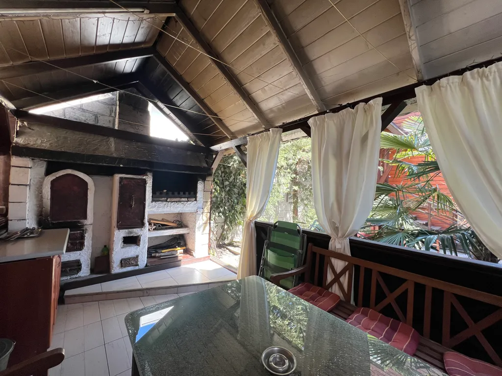 Дом с сауной и большой ванной на террасе