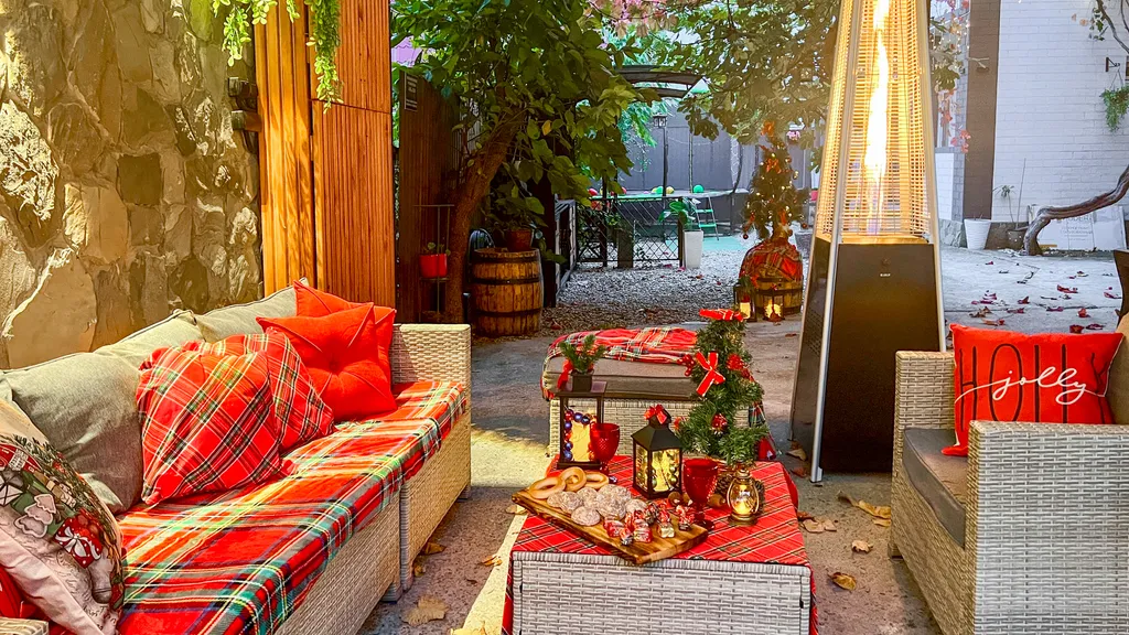 Дом сапфир с бассейном в центре