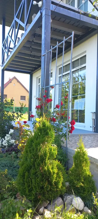 Дом с видом на море и отдельно стоящей баней.