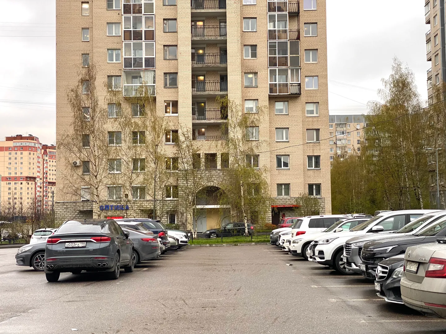 Вместительная парковка перед парадной