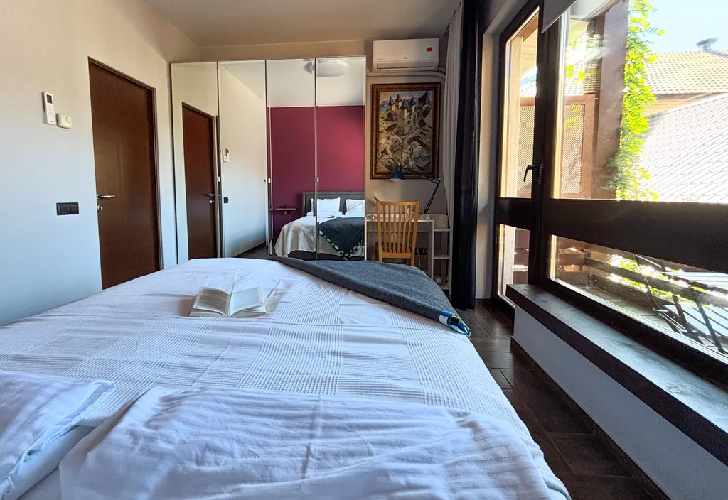 Квартира отдельной спальней и балконом в центре Поляны