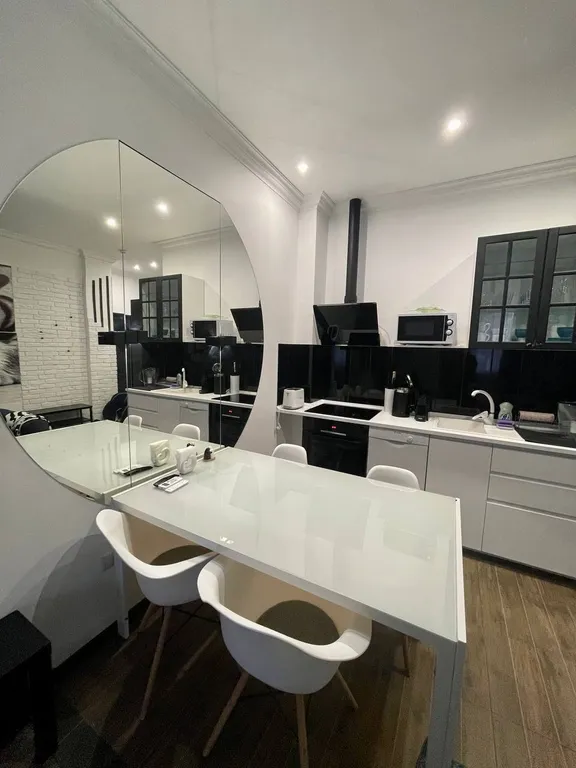 Просторная студия с выделенной спальней в центре