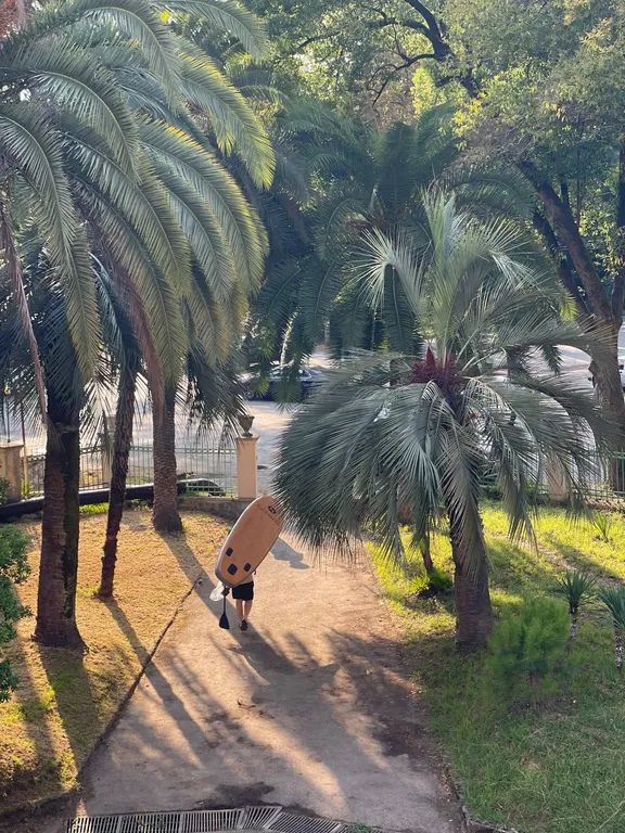 Апартаменты в сталинском доме с панорамным балконом у берега моря