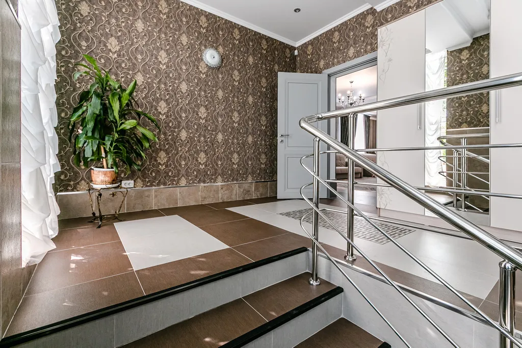 Трёхкомнатная квартира с евроремонтом в новом двухэтажном здании