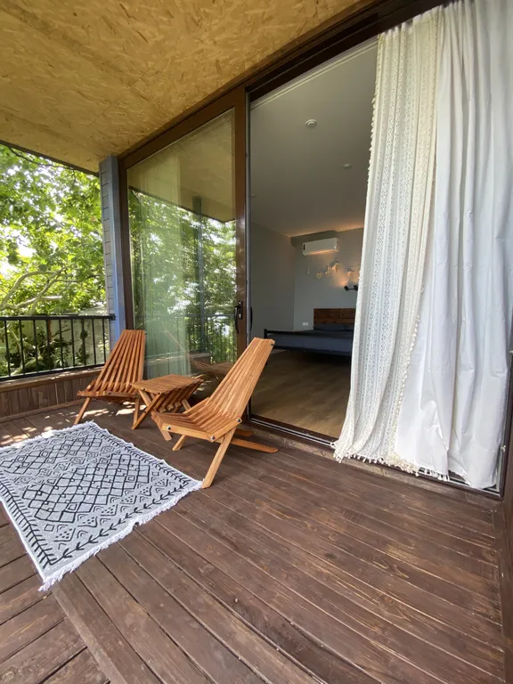 Уютная локация под платаном