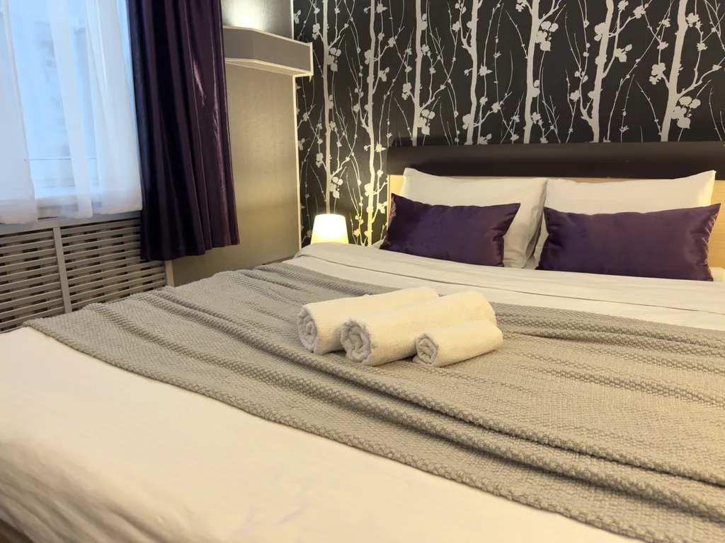 Люксовая двухкомнатная с авторским освещением