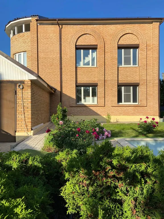 Трехэтажный коттедж с бассейном на берегу Волги