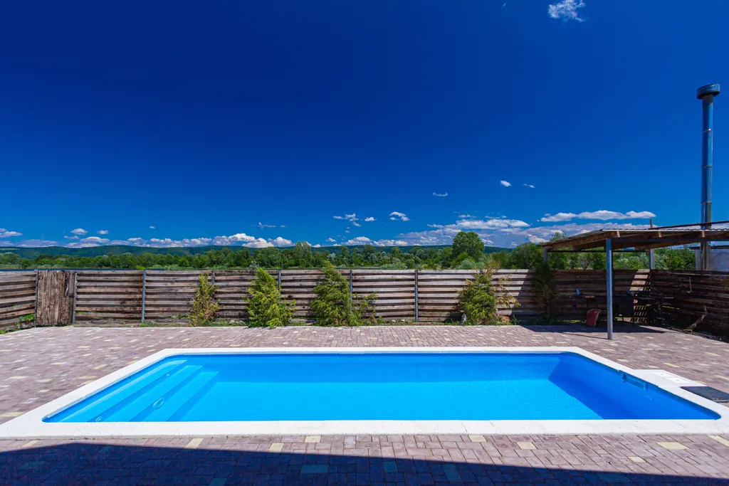 Уютное гостевое шале Shale de Family на берегу озера