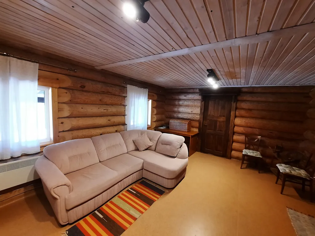 Гостевой дом в яблоневом саду из бревен Карельской сосны